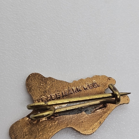 gold tone pin Chicago roller derby skate with wings - Picture 2 of 3